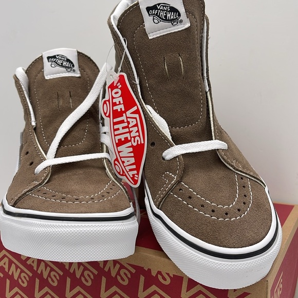 Vans WMNS Sk8-Hi Color Theory Walnut
VN0007NP1NU
Sneakers - Picture 5 of 16